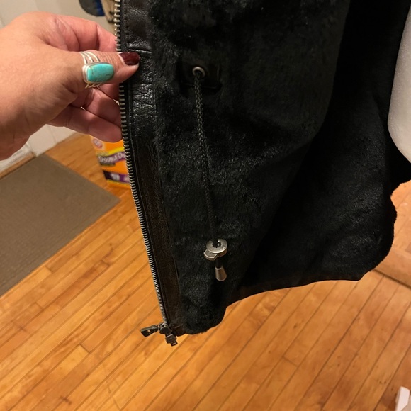 Woman’s Black Leather Jacket with faux fur size Medium - Picture 4 of 7
